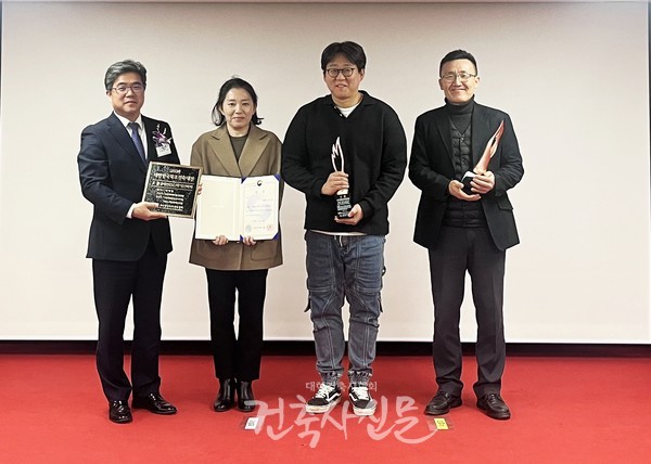 ‘세컨찬스라이브러리’로 대상(농림축산식품부 장관상)을 수상한 최혜진 건축사(오즈앤엔즈 건축사사무소, 사진 좌측에서 두 번째) (사진=대한건축사협회 건축사신문)