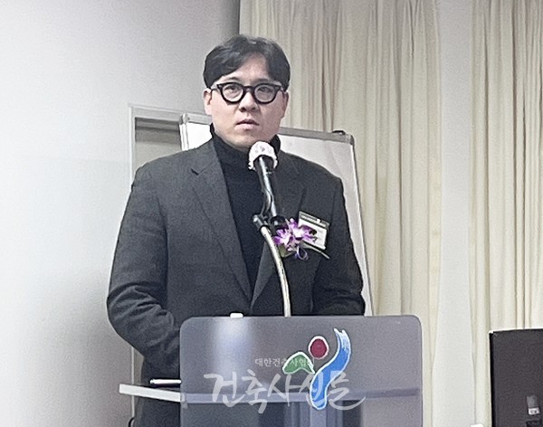 2024 대한민국목조건축대전 심사위원장인 김선형 교수가 심사 총평을 말하고 있다. (사진=대한건축사협회 건축사신문)