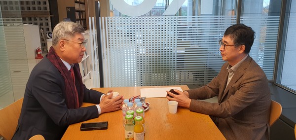 김재록 회장(좌)과 이가 종합건축사사무소 은동신 대표 건축사(우)가 대화를 나누고 있다. (사진=대한건축사협회)