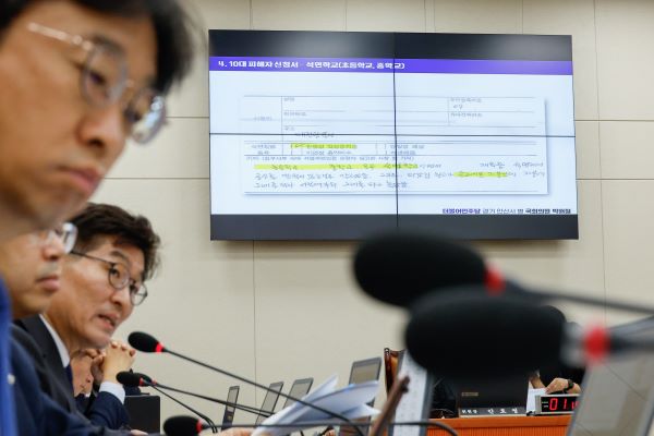 지난 10월 서울 여의도 국회 환경노동위원회에서 열린 환경부에 대한 국정감사에서 10대 석면 피해자 관련 질의답변이 오가고 있다. (사진=뉴스1)