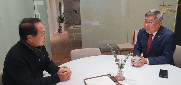 대한건축사협회 김재록 회장이 ㈜무영씨엠건축사사무소 온정권 대표와 대화를 나누고 있다. (사진=대한건축사협회)