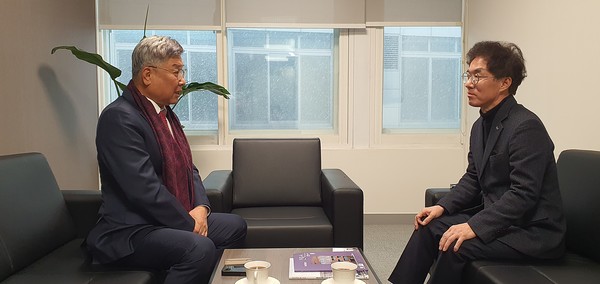 김재록 회장(왼쪽)이 토문 건축사사무소 박승만 대표 건축사(오른쪽)와 대화를 나누고 있다. (사진=대한건축사협회)