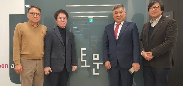 토문 건축사사무소 이수열 사장(건축사, 왼쪽)·박승만 대표 건축사(왼쪽 두 번째), 대한건축사협회 김재록 회장과 오혁근 총무이사가 간담회를 마친 후 함께 자리했다. (사진=대한건축사협회)