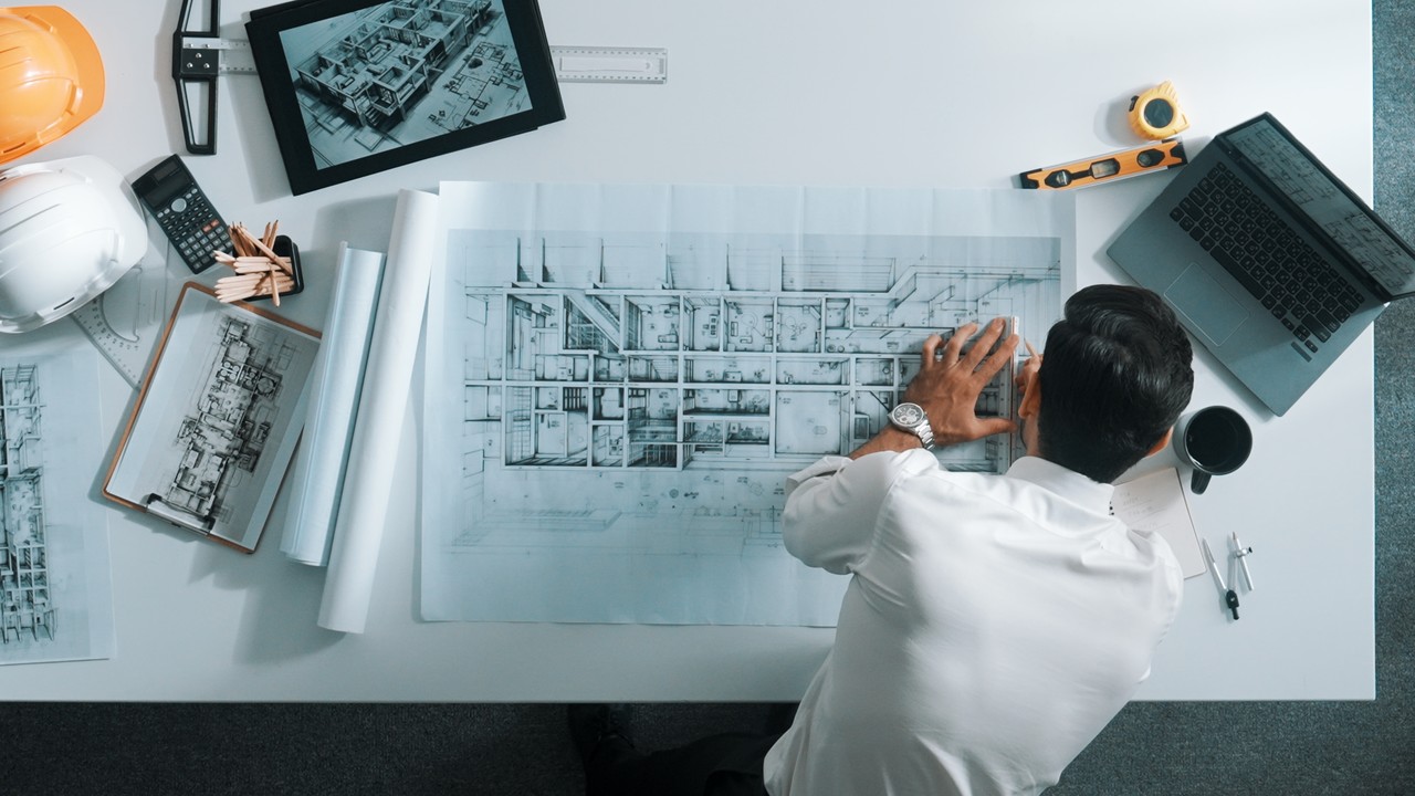 설계 도면을 검토 중인 건축사, 건축자재 도면표기는 건축법 시행규칙 [별표 4의2]에 따라 설계도서에 자재의 품명, 규격, 재질 등을 명확히 기재하도록 의무화한 제도다. 이는 설계와 시공 간의 간극을 줄이고, 부실 자재 사용과 품질 저하를 방지하기 위해 도입됐다. 특히 방화구획 및 외벽 단열재 표기를 통해 화재 안전과 에너지 효율을 강화하는 데 중점을 둔다. (사진=shutterstock)