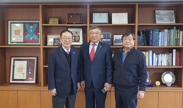 대한건축사협회 김재록 회장이 10일 동일건축을 방문했다. 왼쪽부터 오봉석 대표 건축사(회장), 김재록 회장(가운데), 윤수현 부회장(건축사), (사진=대한건축사협회)