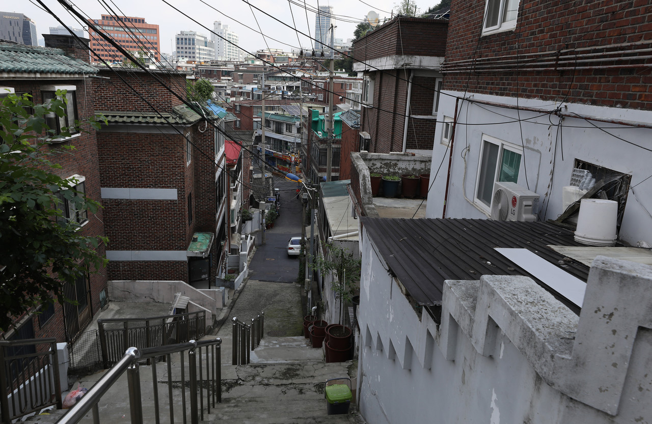 국토교통부는 내년부터 도시재생씨앗융자를 개편해 주택 복합을 허용한다고 12일 밝혔다. 사진은 서울 마포구 아현동 699 일대의 모습. (사진=뉴스1)