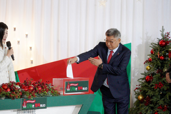 대한건축사협회 김재록 회장은 12월 12일 KBS를 방문, 회원을 대표해 이웃 돕기 성금을 전달했다. (사진=대한건축사협회)