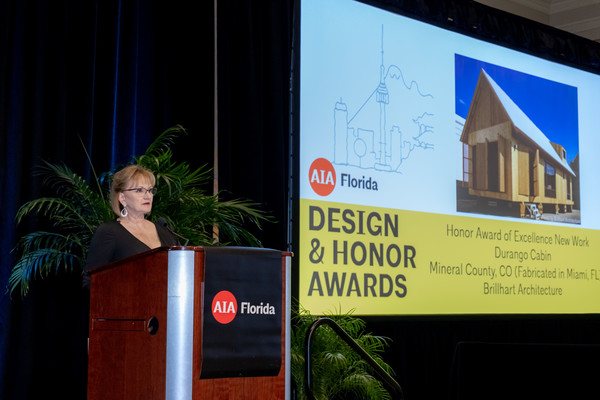 AIA 플로리다 측에서 한국 건축사에게 건축상 심사를 맡겨 선정된 작품의 시상식이 최근 진행됐다. AIA 플로리다 론다 헤먼드(Rhonda Hammond) 회장의 모습(사진=이건섭 건축사)
