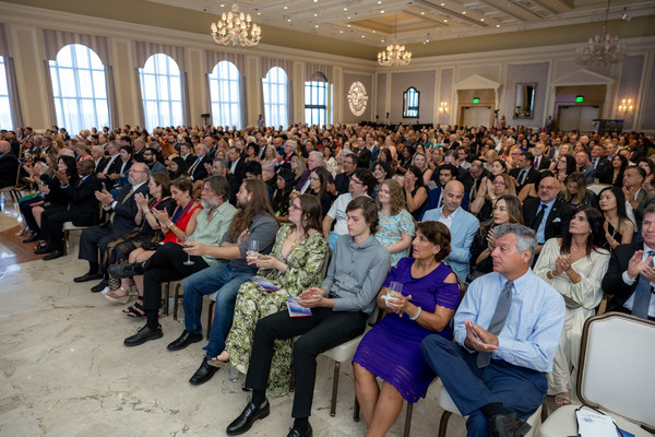 AIA 플로리다 측에서 한국 건축사에게 건축상 심사를 맡겨 선정된 작품의 시상식이 최근 진행됐다. 시상식 참가자들의 모습(사진=이건섭 건축사)