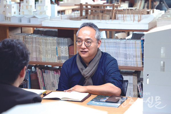 지난 10월 10일, 건축사사무소 도시건축집단에서 권웅규 건축사를 직접 만나 '골든시스 사옥' 작품에 관한 설명을 들어봤다.