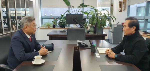 김재록 회장과 한국 종합건축사사무소 윤재일 회장(건축사)이 환담을 나누고 있다. (사진=대한건축사협회)