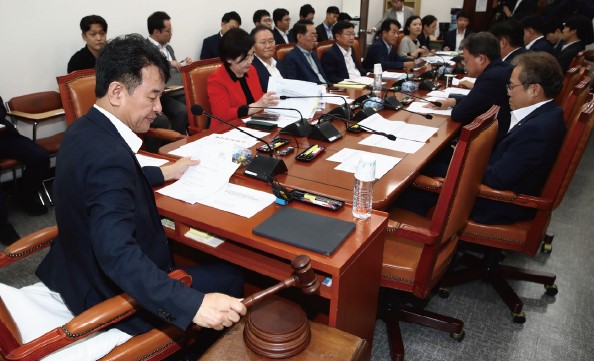 작년 8월 19일 오후 서울 여의도 국회에서 열린 국토교통위원회 제1차 교통법안심사소위원회에서 문진석 위원장이 의사봉을 두드리고 있다. (사진=뉴스1)