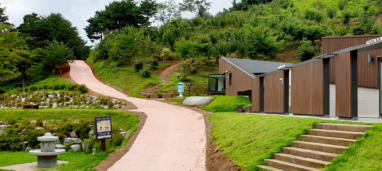 2021 대한민국 공공건축상 공공건축부문 최우수상 수상작 ‘삼선산 수목원 숲속도서관’(설계·사진=신승수 건축사, 주.디자인그룹오즈 건축사사무소). 도서관과 등산로.