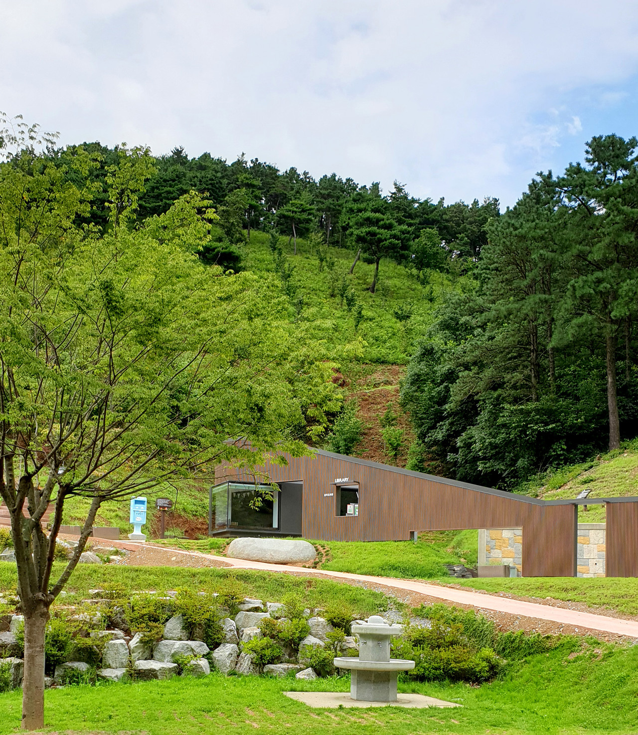 2021 대한민국 공공건축상 공공건축부문 최우수상 수상작 ‘삼선산 수목원 숲속도서관’(설계·사진=신승수 건축사, 주.디자인그룹오즈 건축사사무소). 피크닉장에서 바라본 도서관.