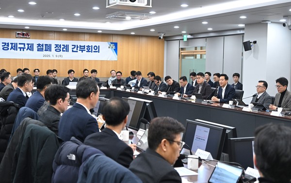 서울시가 9일 오전 ‘경제규제 철폐 정례 간부회의’를 열고 있다. (사진=서울특별시)