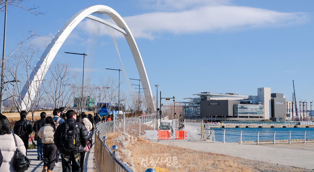 북항마리나 답사 중인 학생들이 북항마리나를 향하고 있다. (사진=대한건축사협회 건축사신문)