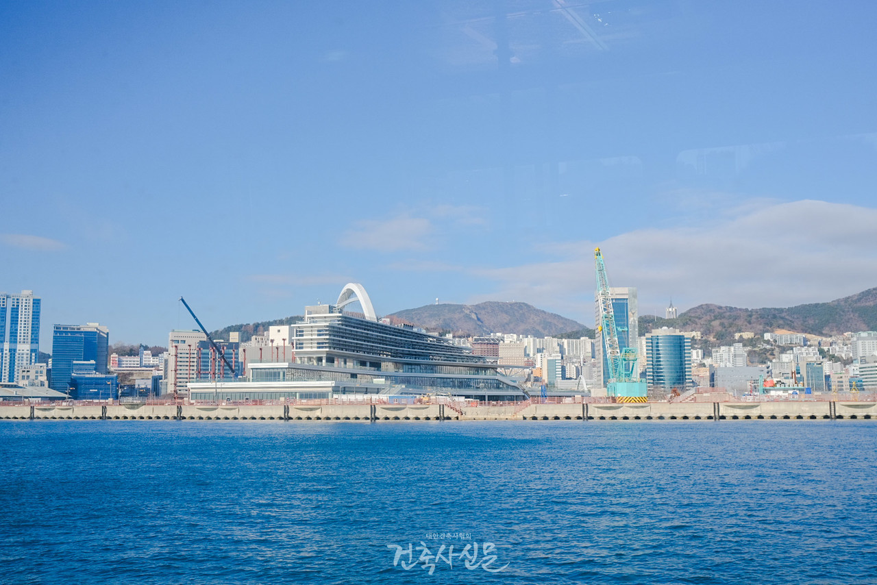 부산 바다에서 바라본 북항마리나 건물, 도시와 해양을 잇는 독특한 공간을 형성하고 있다. (사진=대한건축사협회 건축사신문)