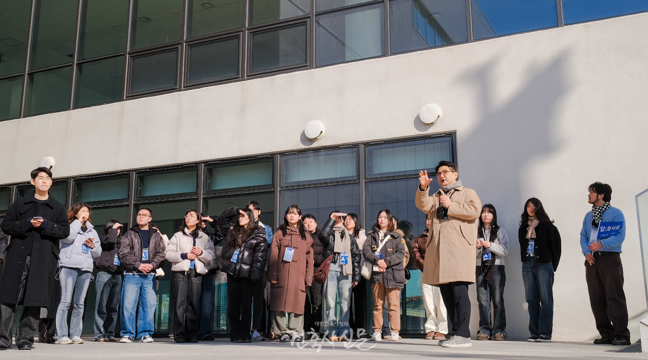 도슨트 정림건축의 박재완 건축사가 북항마리나 설계 과정에 대해 학생들에게 설명하고 있다. (사진=대한건축사협회 건축사신문)