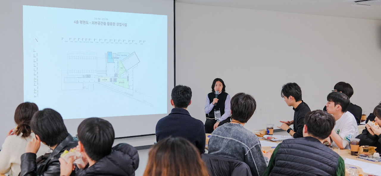 천지혜 건축사가 북항마리나 설계 과정에 대해 학생들에게 설명하고 있다. (사진=대한건축사협회 건축사신문)