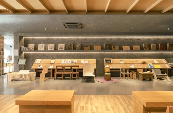 ‘지난 1월 18일부터 25일까지 대한건축사협회 1층 건축사 아카이브 라운지에서 진행된 '생각을 앉힌 의자’ 전시 전경 (사진=김성우 건축사)