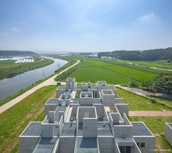 경기도 이천 호법면에 위치한 지역 복합 문화공간을 지향하는 상업공간 '논스페이스' (사진=윤준환 작가)
