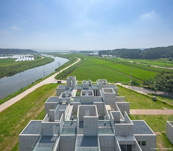 다양한 겹의 공간을 조직하고 볏짚 노출 콘크리트로 구축된 ‘논스페이스’는 논을 경작하는 질서 체계인 가로와 세로의 질서를 건축적 언어로 해석한 점 등을 높이 평가받았다. 이 작품은 아카시아 건축상 외에도 IF 디자인어워드, 그리스 IAA, 스위스 2023 BUILT 디자인어워드, 독일 Iconic 어워드 등에서 수상했다. (사진=윤준환)