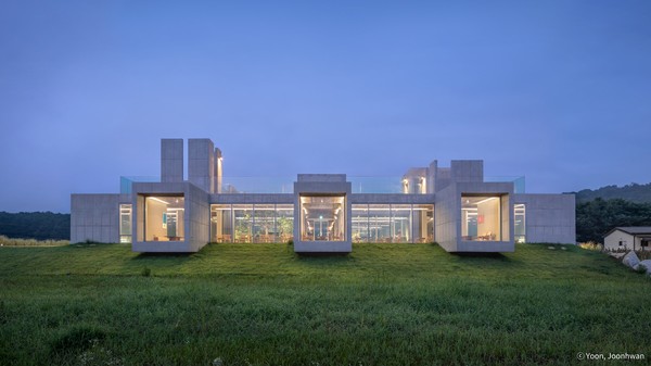 다양한 겹의 공간을 조직하고 볏짚 노출 콘크리트로 구축된 ‘논스페이스’는 논을 경작하는 질서 체계인 가로와 세로의 질서를 건축적 언어로 해석한 점 등을 높이 평가받았다. 이 작품은 아카시아 건축상 외에도 IF 디자인어워드, 그리스 IAA, 스위스 2023 BUILT 디자인어워드, 독일 Iconic 어워드 등에서 수상했다. (사진=윤준환)