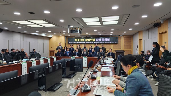 위성곤·권영진 국회의원과 대한건축사협회 김재록 회장 등이 파이팅을 외치고 있다. (사진=대한건축사협회 건축사신문)