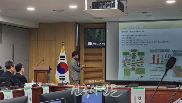 동국대학교 이명식 교수가 발제에 나서고 있다. (사진=대한건축사협회 건축사신문)