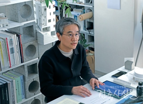 오승태 건축사(KIRA/프랑스국립건축사)는 건축사사무소 가가호호 대표 건축사로, 홍익대 건축공학부 겸임교수, 서울시 공공건축가로 활동하며 건축물을 작업 중이다.