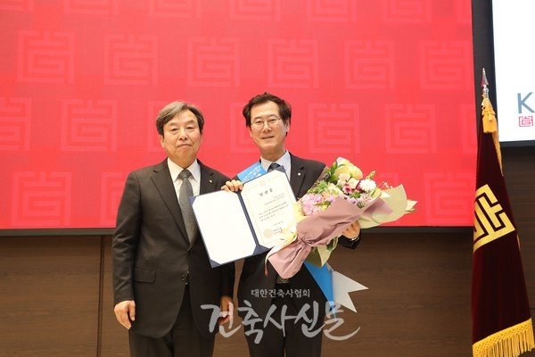 제59회 대한건축사협회 정기총회에서 감사로 선출된 정헌종 건축사(오른쪽)와 선거관리위원장 석정훈 명예회장이 기념촬영을 하고 있다. (사진=대한건축사협회 건축사신문)