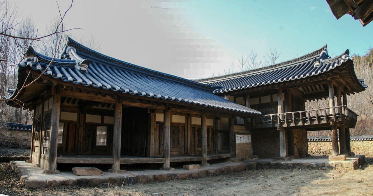 상주 대산루는 우복 정경세(1563∼1633)가 1602년 학문을 닦기 위해 지은 누정 겸 서실로, 1778년 개축됐다. 종갓집의 학문과 교류 중심지로 사용되며 조선시대 지방 선비의 생활을 보여준다. 건물은 ‘丁’자형 평면의 팔작지붕 중층 누각으로, 강학 공간인 정사와 휴양·독서를 위한 누각이 자연석 계단과 담장으로 연결돼 있다. 출목도리 형식과 온돌 설치 등 독특한 건축 기법을 지니며, 주변 경관과 함께 역사적·학술적 가치가 높다. (사진=국가유산청)