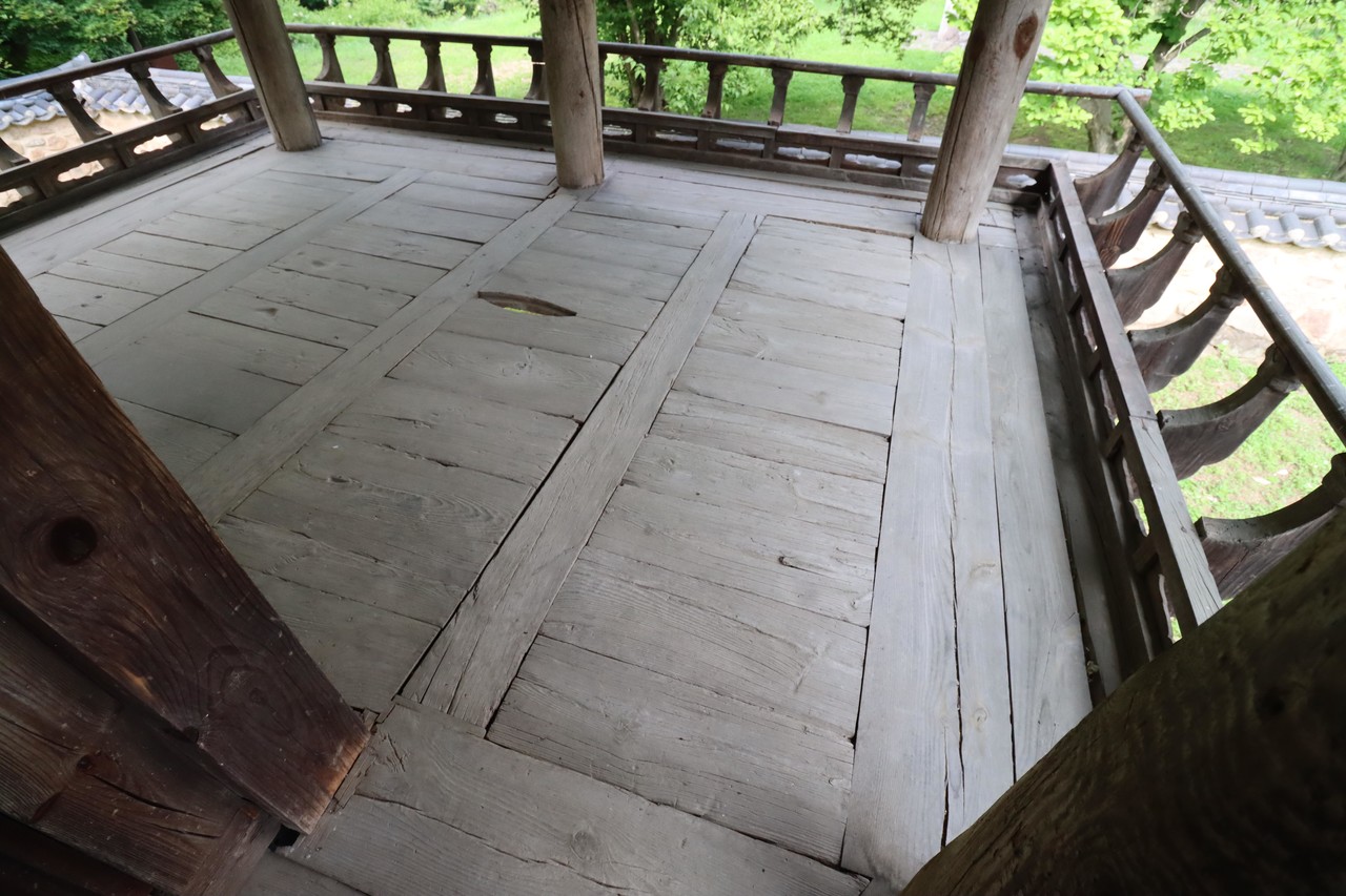 상층 누마루의 마루바닥에 의도적으로 낸 구멍의 흔적(사진=주.일진건축사사무소)