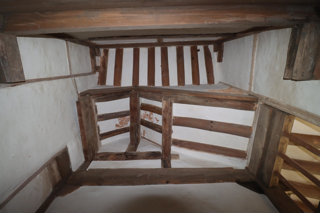 건물의 목조가구 연결없이 중간의 벽체와 지붕이 연결돼 공간을 단일 건물과 같이 공유할 수 있게 한 지붕결합(사진=주.일진건축사사무소)