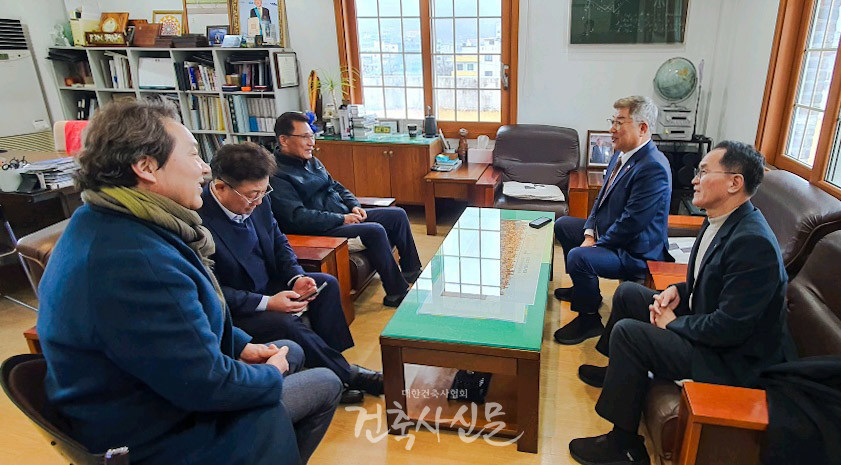 대한건축사협회 김재록 회장(오른쪽 두 번째)이 3월 4일 ㈜선엔지니어링종합건축사사무소 신동안 대표(왼쪽 세 번째)와 면담을 갖고, 제21차 아시아건축사대회의 성공적인 개최를 위한 협조를 요청하고 협회 주요 현안에 대해 논의하고 있다. (사진=대한건축사협회 건축사신문)