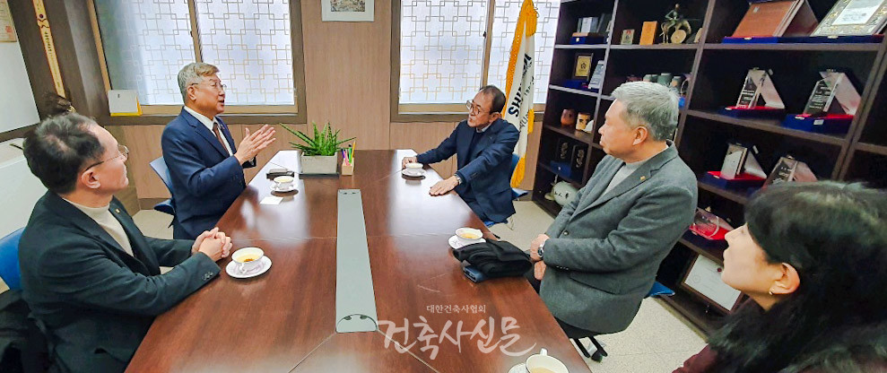 대한건축사협회 김재록 회장(왼쪽 두 번째)이 3월 4일 ㈜신화엔지니어링종합건축사사무소를 방문해 김인수 회장(오른쪽 세 번째)과 면담하며, 제21차 아시아건축사대회의 성공적인 개최와 협회 현안에 대한 협력을 논의하고 있다. (사진=대한건축사협회 건축사신문)