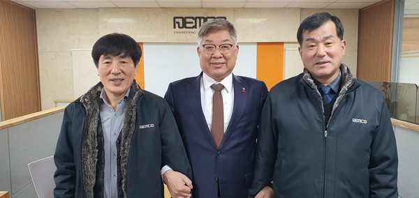 (주)펨코엔지니어링 건축사사무소 류중수 대표 건축사(좌), 김재록 회장(가운데), 김재열 사장(우)이 기념촬영에 임하고 있다. (사진=대한건축사협회)