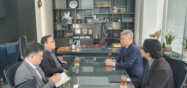 대한건축사협회 김재록 회장이 (주)디에이그룹엔지니어링종합건축사사무소를 방문해 현장의 애로사항을 듣고, 협회 추진 사업에 대한 협조를 당부했다. (사진=대한건축사협회)