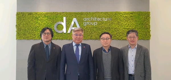 간담회를 마친 일행이 기념사진을 촬영하고 있다. 좌로부터 대한건축사협회 오혁근 총무이사, 김재록 회장, 디에이그룹엔지니어링종합건축사사무소 김현호 대표 건축사, 김은배 실장 (사진=대한건축사협회)