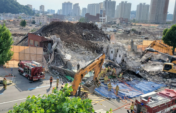 2021년 해체 중이던 건물이 붕괴되면서 정차 중이던 시내버스를 덮치는 사고가 발생했다. (사진=뉴스1)