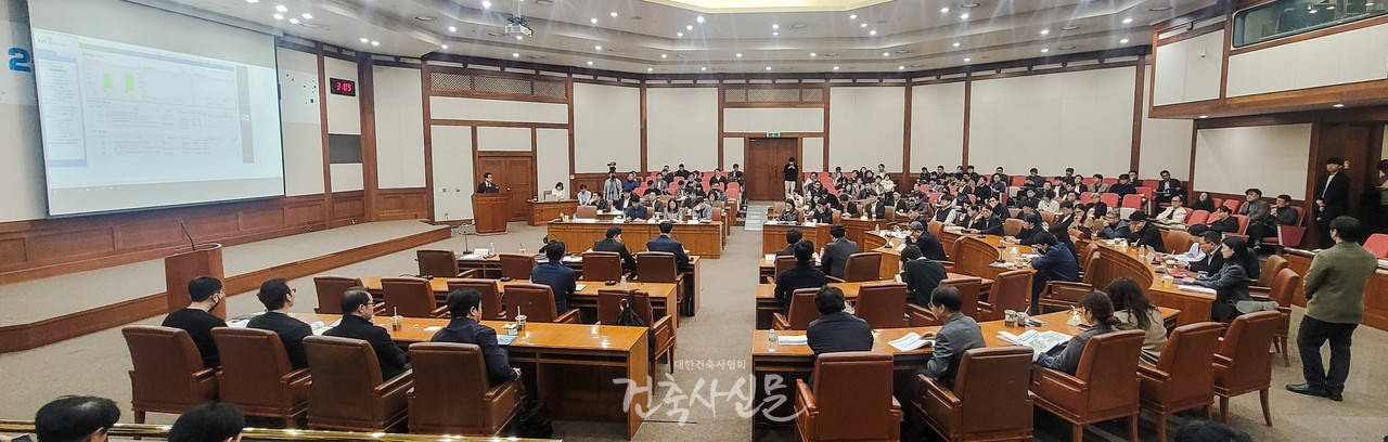 3월 14일 LH 경기남부지역본부에서 ‘2025년 공공주택 사업설명회’가 열렸다. 참석자들이 건축설계공모 계획과 공공주택 사업 추진 방향에 대한 설명을 듣고 있다. (사진=대한건축사협회 건축사신문)