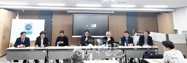 ‘인공지능을 활용한 건축 인허가 간소화 방안’ 세미나에 참석한 발표자 및 패널. 왼쪽부터 강주석 대한건축사협회 법제정책처 처장, 추승연 경북대학교 교수, 조상규 건축공간연구원 선임연구원, 이석권 한국건축정책학회 수석부회장, 이광한 서울건축산업연구원장(주.해안 종합건축사사무소), 유재우 건축사(도원건축사사무소), 박성환 건축사(주. 건축사사무소 에스파스).