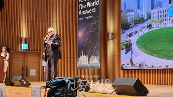 ​​​​​​​서울도시건축비엔날레 총감독을 역임한 바 있는 도미니크 페로가 발표에 나서고 있다. (사진=대한건축사협회 건축사신문)