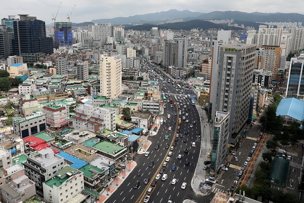 서울시는 27일, 도시계획조례 개정안을 공포하고 즉시 시행에 들어간다고 밝혔다. 사진은 구로디지털단지 오거리 전경(사진=뉴스1)