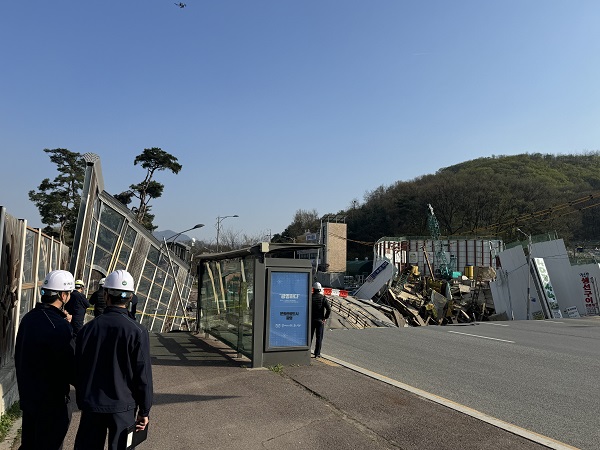 사고 발생으로 도로 및 도로 시설물들이 크게 훼손됐다. (사진=경기소방재난본부)