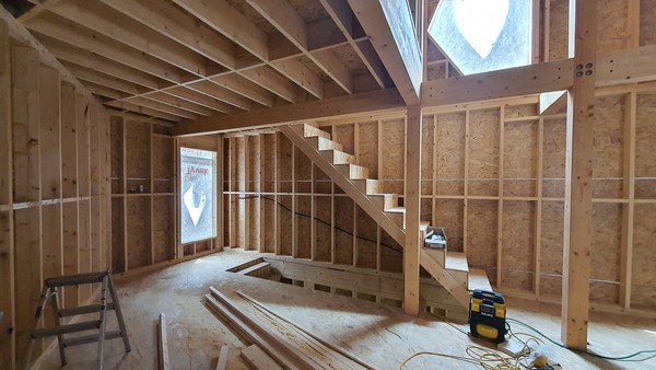 경골목구조 주택의 구조체인 스터드와 OSB합판이 설치된 모습 (사진=이재혁 건축사)