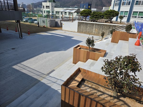 김해 영운중학교 본관동과 연계되는 이음테크 및 상상계단. 차소영 건축사는 싱그러운 분위기를 위해 우드플랜트박스 계획했다. (사진=어반차 건축사사무소)