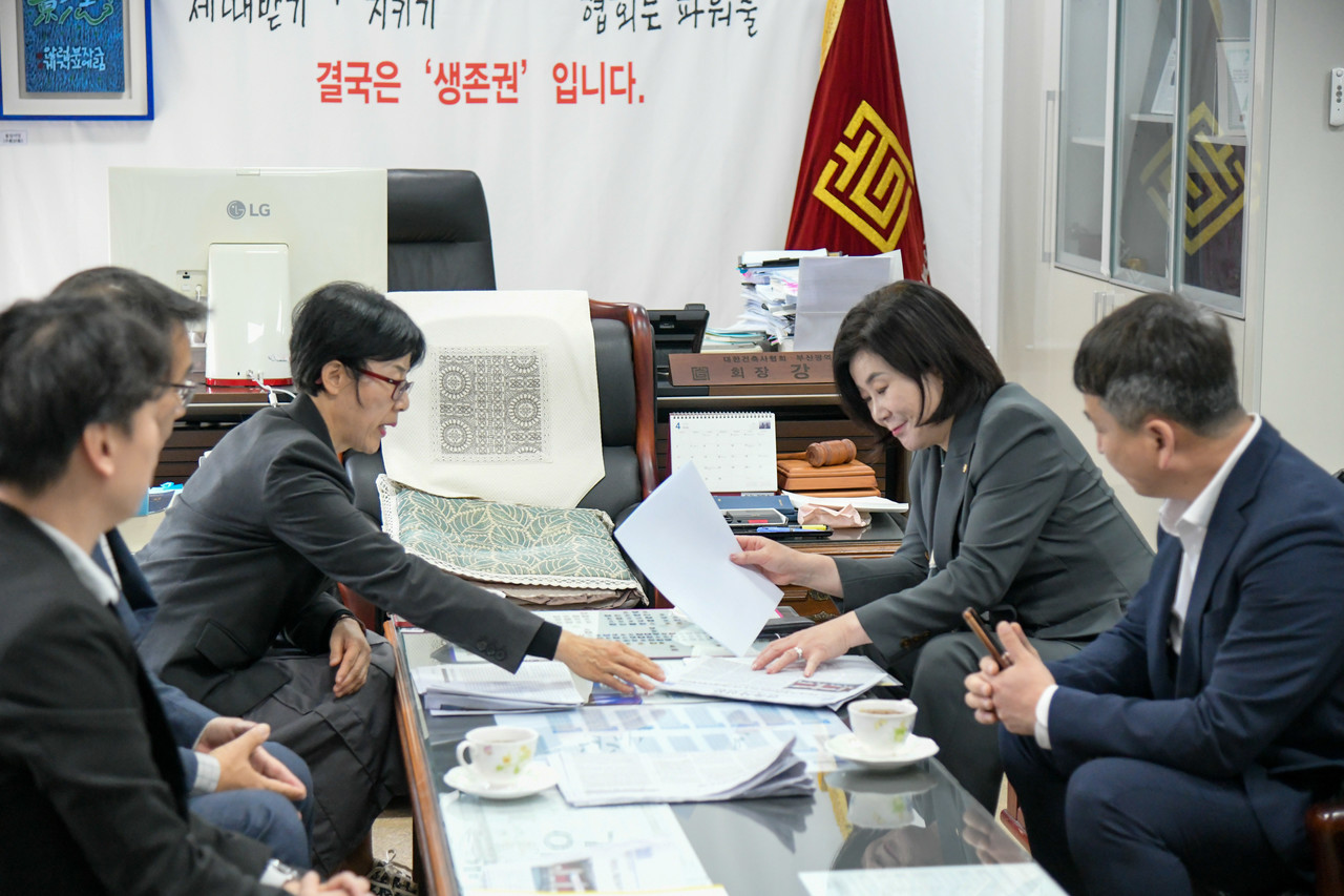부산광역시건축사회 강미숙 회장(사진 왼쪽)이 4월 25일 국회 국토교통위원회 김희정 의원(오른쪽 두 번째)을 만나 건축사 업무대가 정상화, 종합조정업무 도입, 지급보증제 도입 등 업계 현안을 설명하고 있다. (사진=대한건축사협회 건축사신문)