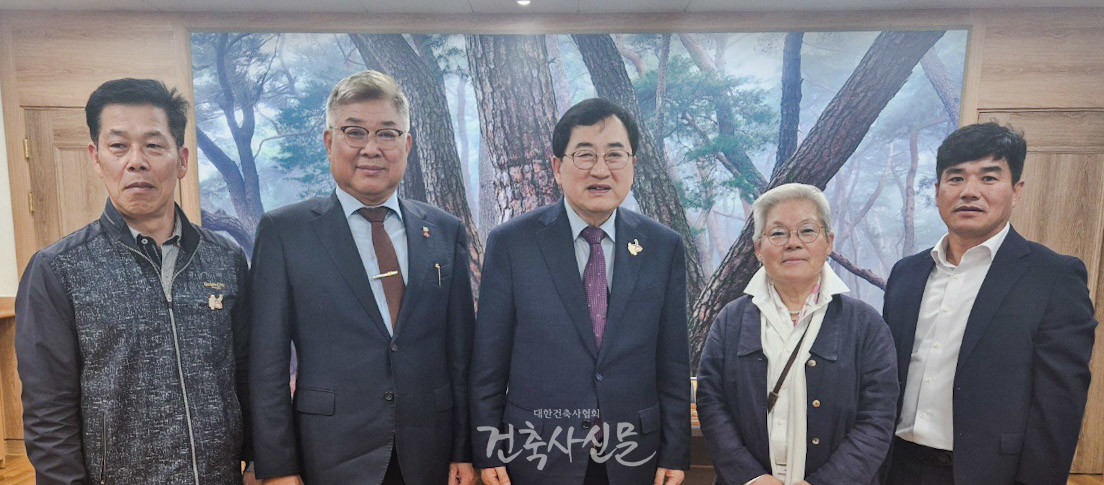 APEC 등록건축사 중앙이사회 개최 관련 면담 후 기념촬영. 김재록 대한건축사협회 회장(왼쪽 두 번째), 주낙영 경주시장(왼쪽 세 번째), 조인숙 APEC건축사 등록위원회 위원장(오른쪽 두 번째). (사진=대한건축사협회 건축사신문)