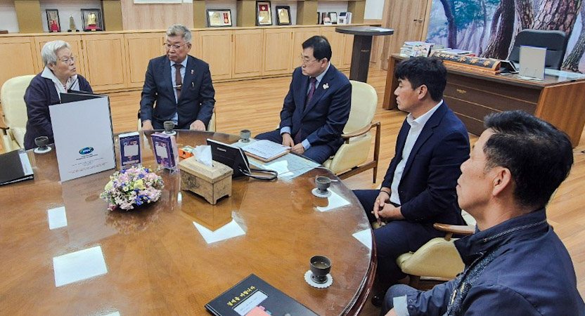 김재록 대한건축사협회 회장과 조인숙 APEC건축사 등록위원회 위원장이 5월 1일 경주시청에서 주낙영 경주시장을 만나, APEC 등록건축사 중앙이사회 개최와 의장국 운영에 대한 협조 방안을 논의하고 있다. (사진=대한건축사협회 건축사신문)